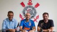 Corinthians oficializa a contratação do meia Régis por empréstimo