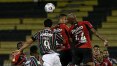Athletico-PR vira, goleia Fluminense e segue vice-líder do Brasileirão