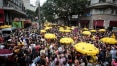 De moletom, casaco e capa de chuva, foliões encaram sábado de carnaval em SP