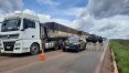 Caminhoneiros abandonam veículos na estrada lotados de manganês para fugir da polícia no Pará; veja