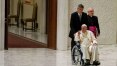 Papa Francisco aparece em cadeira de rodas por causa de dores no joelho