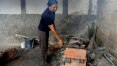 Venezuelanos cortam lenha de parque nacional para preparar comida