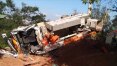 Caminhão capota na Cantareira; dois morrem