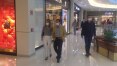 Mourão aproveita reabertura de shoppings em Brasília e faz compras ao lado da mulher