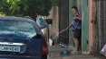 Após 1 ano de rodízio, morador de Itu volta a lavar calçada