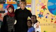Melania Trump tira fotos e desenha com crianças doentes em Roma