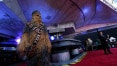 Millennium Falcon pousa em Hollywood para pré-estreia de 'Han Solo: Uma História Star Wars'