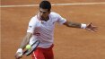 Djokovic vira sobre Tsitsipas em jogo adiado pela chuva e vai à semifinal de Roma