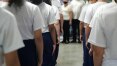 Alunos de escolas cívico-militares recebem uniformes rasgados, pequenos e com tecido ‘transparente’
