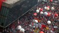 Protestos levam milhares às ruas pelo Brasil e param transporte público