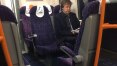 Paul McCartney é visto sozinho andando de trem no Reino Unido