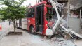 Ônibus invade estande após tentativa de assalto na zona leste