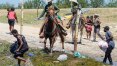 Governo americano abre investigação após agentes a cavalo atacarem migrantes haitianos na fronteira