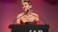 Miley Cyrus doa revistas de Caitlyn Jenner e arrecada US$ 69 mil para pesquisas da aids