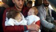 Imagem de pai com filhos gêmeos mortos nos braços expõe drama na Síria após ataque