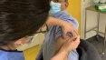 ‘A ciência venceu’, diz médico vacinado no Reino Unido