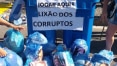 Cerca de 30 pessoas fazem ato em Copacabana contra a corrupção