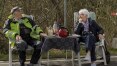 Casal de idosos europeus vive amor na fronteira fechada pela crise