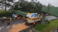 Caminhão derruba passarela e interdita a Rodovia Anchieta