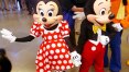 'Minnie Mouse' agride segurança e é contida por 'Mickey' e 'Pateta'; veja