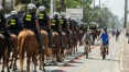 Guarujá tem praia cheia no feriado; fiscalização com cavalaria da PM desperta curiosidade