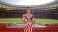 Luva de Pedreiro esconde símbolo da Nike ao posar com camisa do Atlético de Madrid na Espanha