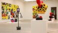 Robôs mediam visita particular a exibição de arte pop em Londres