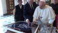 Papa Francisco é presenteado com camisa do PSG autografada por Messi