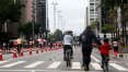 No frio, ciclistas e pedestres passeiam na Avenida Paulista fechada para carros