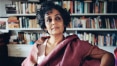 'O romance é um meio de contarmos a natureza psicótica dos tempos modernos', diz Arundhati Roy