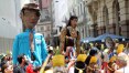 Marchinhas e bonecões animam foliões no centro de São Paulo