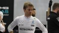 Rosberg deixa batida com Hamilton para trás