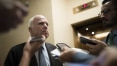Torturado no Vietnã, McCain se declara contrário à indicada por Trump para CIA