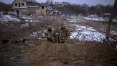 Guerra na Ucrânia: Civis preparam trincheiras e fuzis para defender Kiev de ataque russo