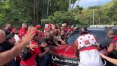 Torcedores do Flamengo protestam em frente ao CT Ninho do Urubu e cercam carros de jogadores