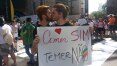 Brasil está 'andando para trás', diz Clarice Falcão na Parada LGBT