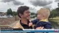 Repórter entra ao vivo no jornal da BandNews FM com filho no colo: 'Não pôde ir pra creche'