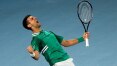 Djokovic supera drama com lesão, vence em cinco sets e avança às oitavas em Melbourne