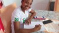 Aluna de comunidade quilombola usa uniforme em casa para se motivar a estudar