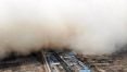 Tempestade de areia cobre cidade e provoca acidentes de trânsito na China