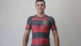 Após um ano, torcedor do Flamengo tatua camisa da equipe em tamanho real