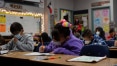 É hora de tirar a máscara das crianças nas escolas? Discussão divide pais e especialistas