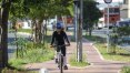 Contra ladrões, ciclistas pedalam em grupos em São Paulo