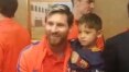 Afegão que usou sacola como camisa de Messi conhece o ídolo
