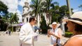 Contra coronavírus, igreja faz missa na rua e com muito álcool gel