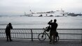 Governador de Nova York diz que 'tsunami' da covid-19 ainda chegará; Estado recebe navio-hospital