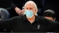 Técnico dos Spurs vai seguir protocolo da NBA e não deixará de usar máscara como pede governador