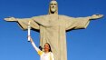 Tocha olímpica passa pelo Cristo Redentor no dia da abertura dos Jogos