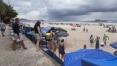 Fase vermelha: na praia do Guarujá, há cadeiras, guarda-sóis, ambulantes e indignação