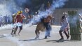 Manifestação de índios em frente à Câmara é reprimida com bombas de gás pela polícia